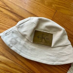 Calvin Klein Jeans Womens Cream Bucket Hat with Leather Logo Patch One Size